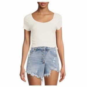 MADDEN NYC Side Ruched White Top with Crossed Straps on the Back